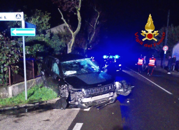 Rosà, con l’auto finisce contro due piante e la recinzione di una casa: conducente ferito