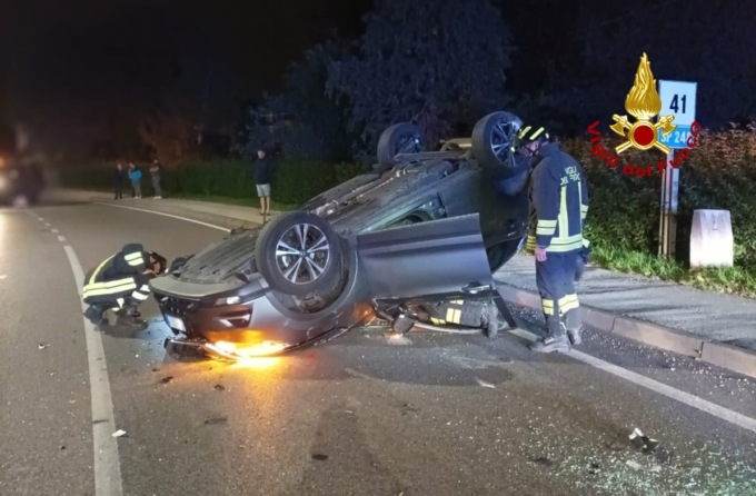 Mussolente, scontro frontale tra due auto: tre feriti