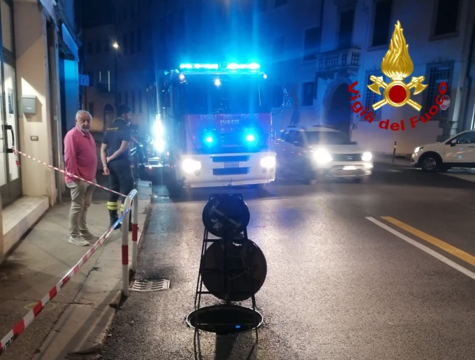 Perdita di gas per strada in contrà San Francesco, intervengono i vigili del fuoco
