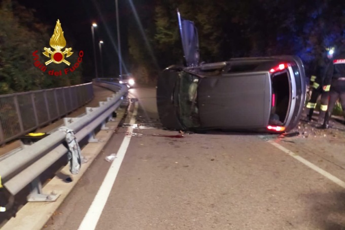 Lusiana, perde il controllo dell’auto e si schianta contro una roccia: giovane gravissimo