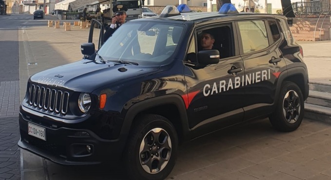 Sta per partorire in auto ma resta incolonnata nel traffico: scortata dai Carabinieri fino all’ospedale