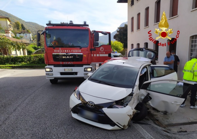 Schianto tra due auto a Valli del Pasubio: ferita una donna