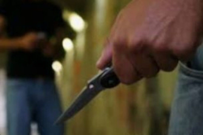 Rissa tra due stranieri armati di bastoni e coltelli: fermati ed espulsi