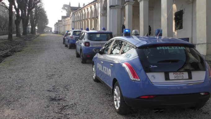 Molesta e infastidisce i viaggiatori dello scalo ferroviario: Daspo urbano per un 31enne