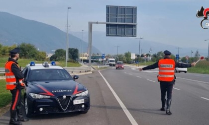 Controlli nel weekend: beccato in auto a Santorso con droga, bilancino di precisione e una targa rubata