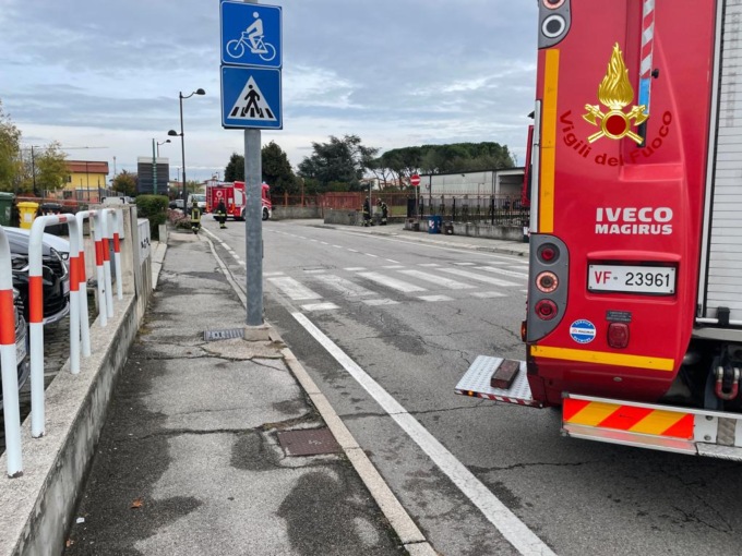 Manovra sbagliata: finisce sul marciapiede con l’auto e rompe il tubo del gas
