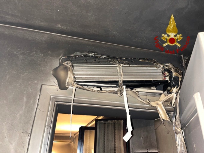 Le fiamme invadono la camera da letto, 70enne ustionato e intossicato