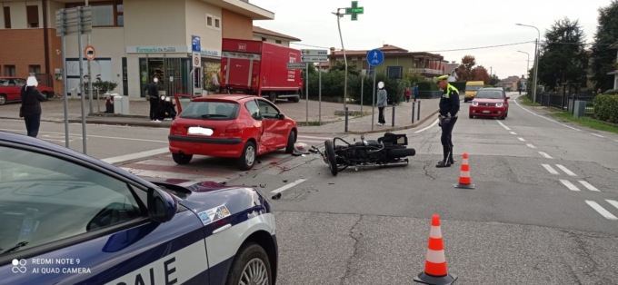 Sarcedo, l’auto svolta a sinistra e centra in pieno una Harley Davidson: centauro in ospedale