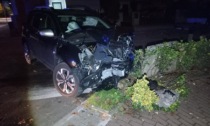 Rocambolesco incidente tra due auto nella notte: conducenti miracolati