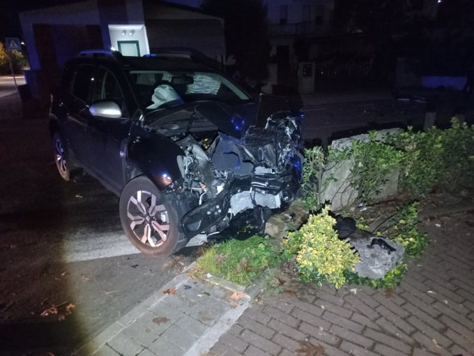 Rocambolesco incidente tra due auto nella notte: conducenti miracolati