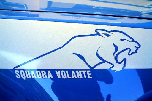 Cade di notte in casa e chiede aiuto per ore, un’anziana alla fine viene soccorsa dalla polizia
