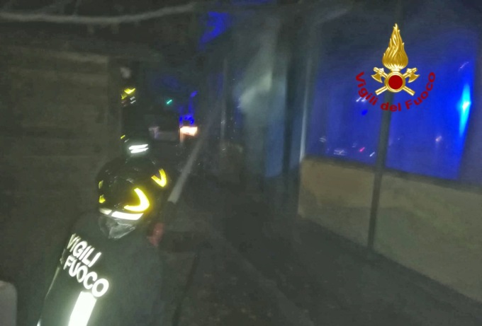 Thiene, video e foto dell’incendio all’autolavaggio: non si esclude il dolo