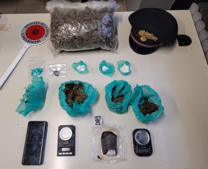 Cocaina nascosta (male) in un pacchetto di caramelle e un chilo di erba in casa: arrestato pusher vicentino