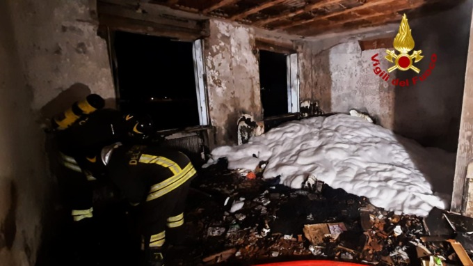 A fuoco un appartamento in viale Trieste a Montecchio Maggiore: evacuato l’intero edificio nella notte