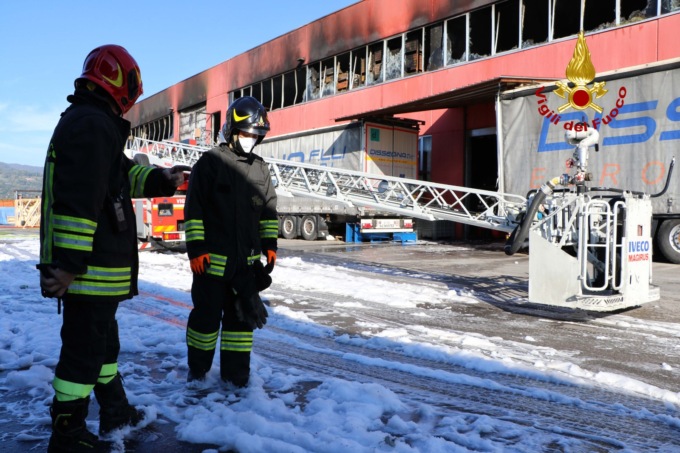 Incendio Vibo Trissino, salvati uffici e parte produttiva: si spengono gli ultimi focolai