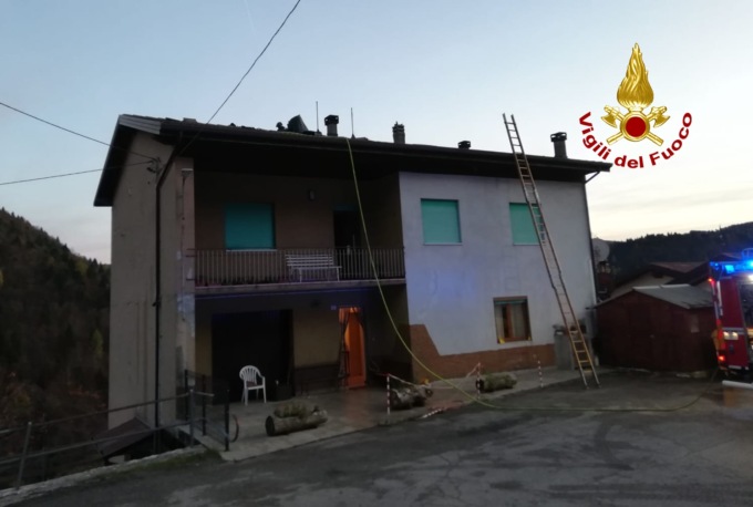 Enego, le foto dell’incendio al tetto di un’abitazione innescato dalla canna fumaria