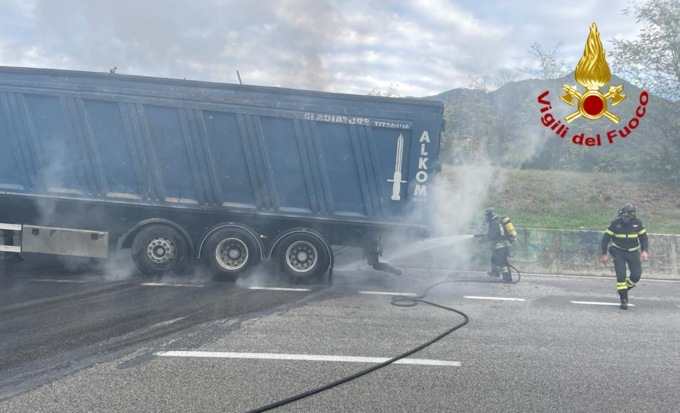 Scoppia uno penumatico e si incendia il cassone carico di rottami: paura sulla “Valsugana”