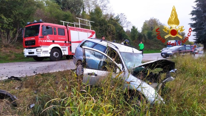 Montebello Vicentino, le foto dello schianto tra un’auto e un camion sulla Valdichiampo: un ferito