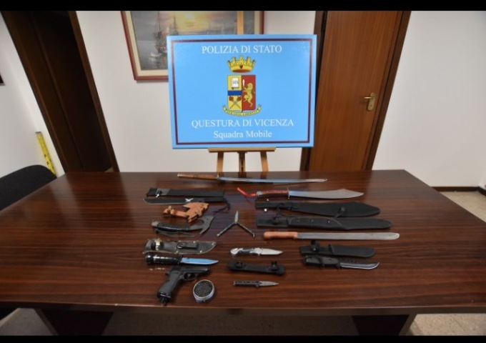 Beccato con armi detenute illegalmente a casa, arrestato un 40enne straniero