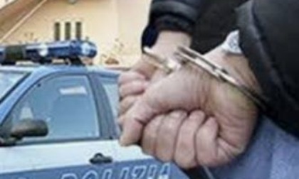 Pregiudicato si "arrende" agli agenti, consegna la cocaina e viene arrestato