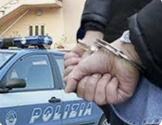 Pregiudicato si “arrende” agli agenti, consegna la cocaina e viene arrestato