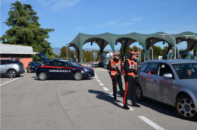 Giravano tranquilli in auto e moto con patenti false: denunciati due stranieri