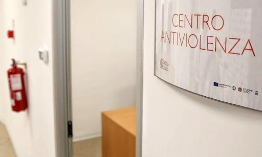 Giovane stuprato chiama il centro antiviolenza ma viene respinto… perché è un uomo