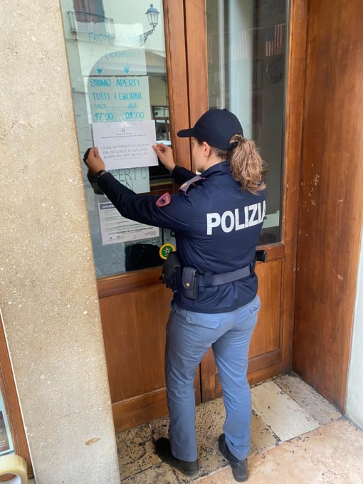 Violenta rissa in centro storico, chiuso per la terza volta il bar ” Ai due calici”