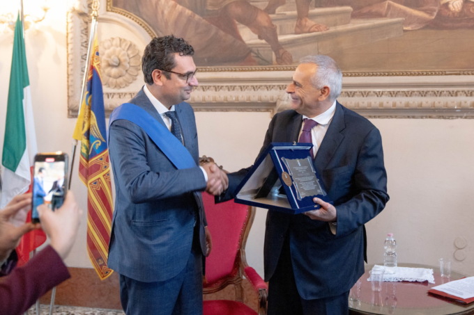 Il prefetto Lamberto Giannini ritira la medaglia d’oro per la Polizia di Stato
