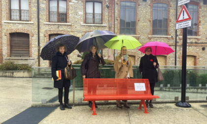 Inaugurata una panchina rossa in piazza Alvise Conte a Schio contro la violenza sulle donne