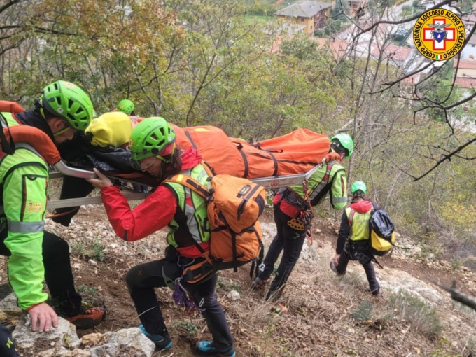Cade dalla parete durante l’allenamento di arrampicata, 44enne finisce in ospedale