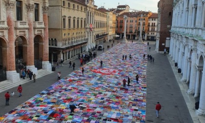 Le coperte solidali dei volontari di "VivaVittoria" colorano Piazza dei Signori