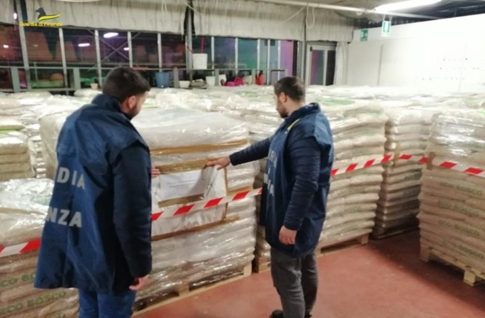 Producono pellet all’estero e lo spacciano per “made in Italy”: maxi sequestro