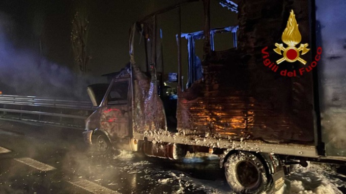 Camion distrutto da un incendio, probabilmente per un guasto elettromeccanico