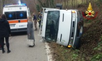 Anziano perde il controllo del furgone che finisce rovesciato fuori strada