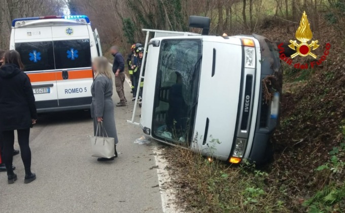 Anziano perde il controllo del furgone che finisce rovesciato fuori strada