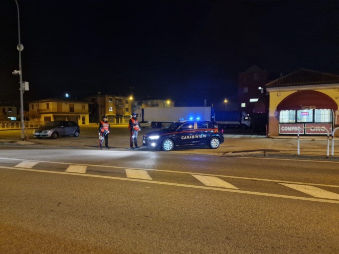 Uomo armato semina il panico per giorni, denunciato per rapina e tentata rapina