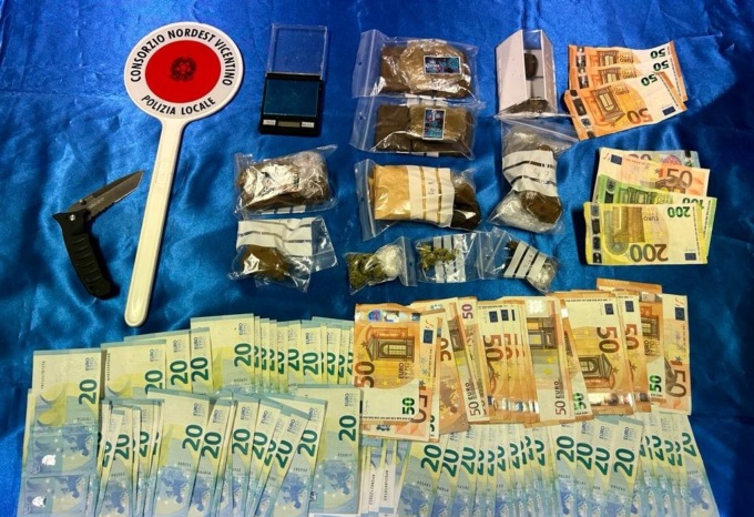 Spacciavano ai giardinetti e davanti alle scuole: arrestati i fratelli “hashish”