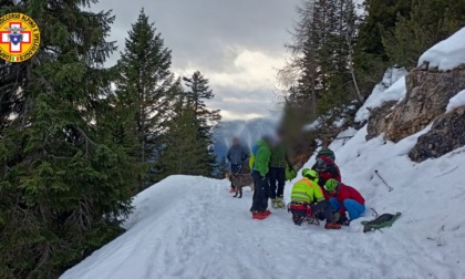 Ruzzola per alcuni metri nella scarpata e perde i sensi, salvato dall'elisoccorso