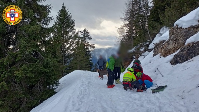 Ruzzola per alcuni metri nella scarpata e perde i sensi, salvato dall’elisoccorso