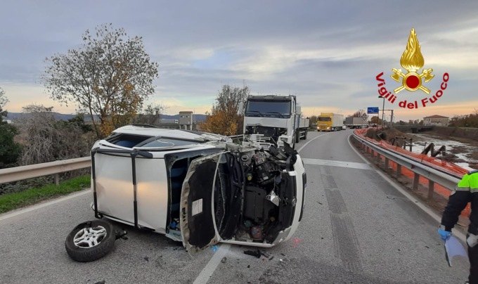 Scontro con due camion e l’auto con a bordo nonna e nipotina si rovescia