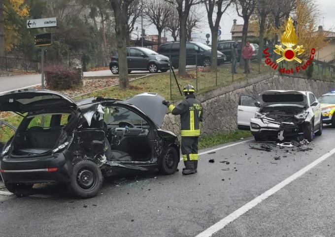 Frontale tra due auto vicino alla stazione di San Nazario: due feriti