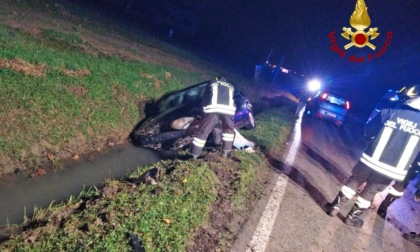 Paura a Camisano Vicentino: auto finisce in un canale di scolo