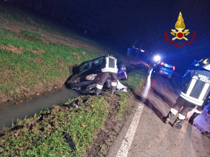 Paura a Camisano Vicentino: auto finisce in un canale di scolo