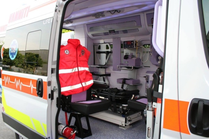 Anziano si accascia al suolo, infermiera e ambulante gli praticano il massaggio cardiaco fino all’arrivo dell’ambulanza
