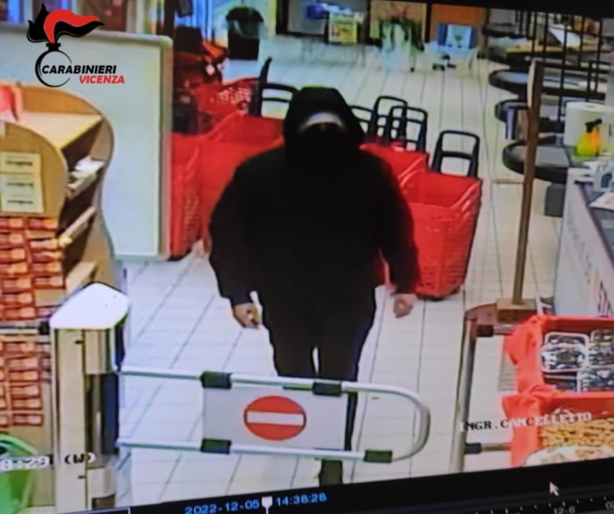 “Dammi i soldi”: minaccia la cassiera del supermercato con un coltello e poi scappa