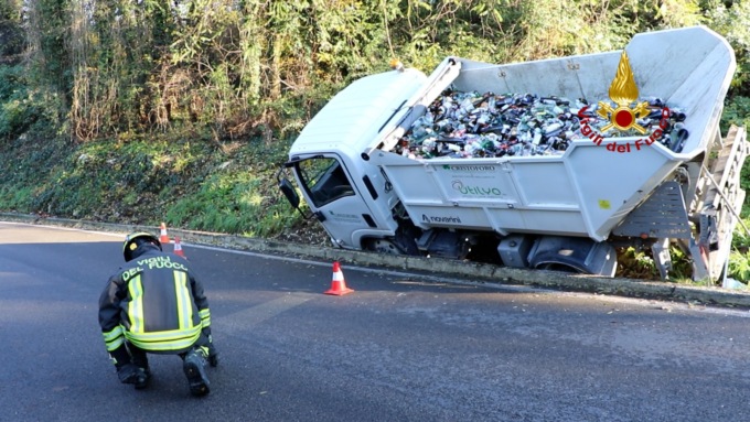 Arcugnano, video e foto del camioncino della raccolta vetro rimasto in “pendenza”
