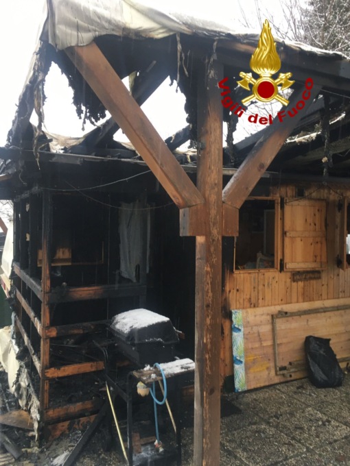 Tragedia sfiorata al “camping Riviera” di Roana: vigile del fuoco in pensione spegne un incendio e mette in salvo una coppia