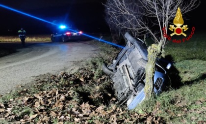 Perde il controllo dell'auto e si ribalta, automobilista ferito a Torri di Quartesolo