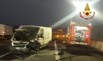 Maxitamponamento in A4: un furgone ha preso fuoco e una persona è rimasta ferita